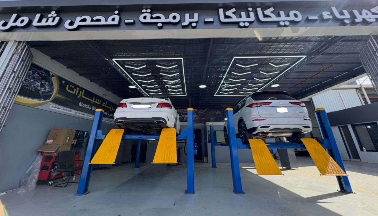 سيارات على الرافعات